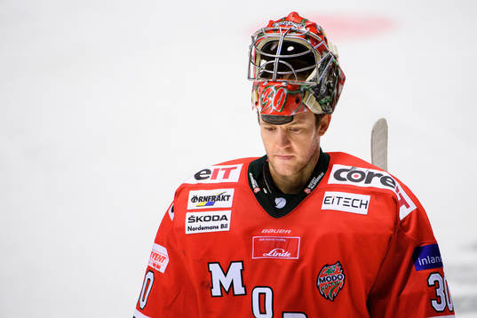 Modos målvakt Anthony Peters deppar
