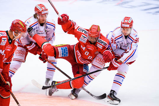 Modos Edwin Hedberg i en kamp mot Timrås Marcus Hardegård