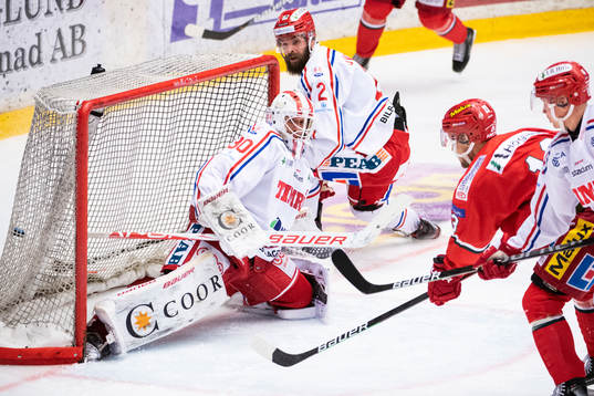 Modos Johan Harju gör 1-1 bakom Timrås målvakt Jacob