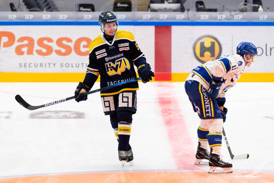 s Fredrik Forsberg och och Leksands Martin Karlsson innan