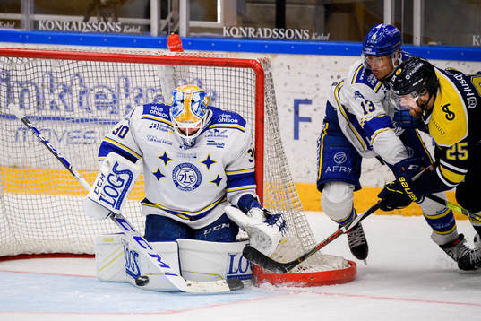 Leksands målvakt Janne Juvonen och Jon Knuts försvarar