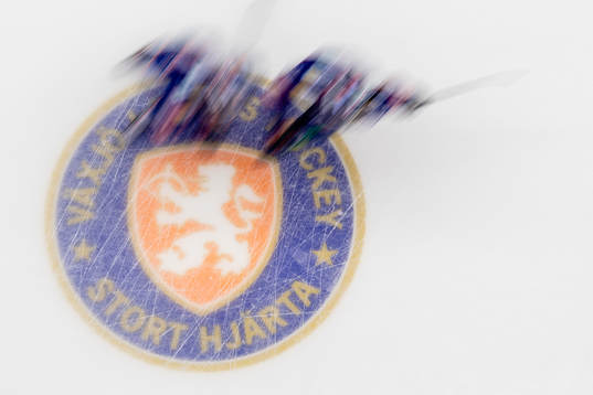 Växjös klubbmärke på isen