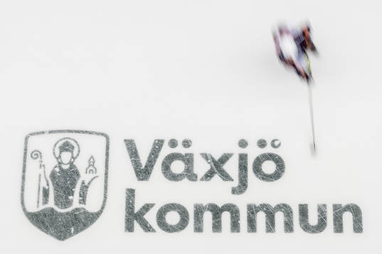 Växjö Kommuns logotyp på isen
