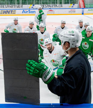 Tränare Cam Abbott har genomgång framför Taylor Matson