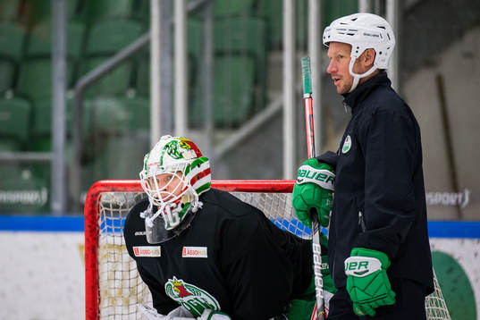 Målvakt Johan Gustafsson och målvaktstränare Magnus