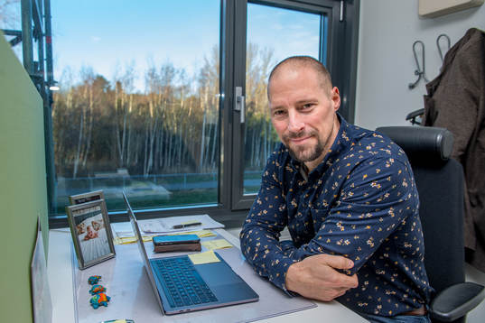 Rögles sportchef Chris Abbott på sitt kontor
