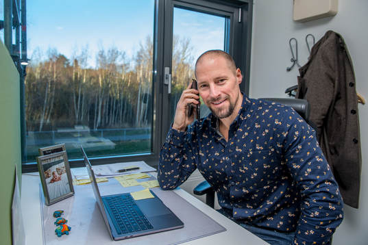 Rögles sportchef Chris Abbott pratar i telefon på sitt