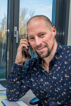 Rögles sportchef Chris Abbott pratar i telefon på sitt