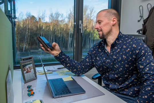 Rögles sportchef Chris Abbott pratar i telefon på sitt