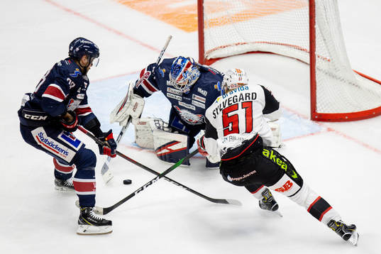 Malmö Redhawks Emil Sylvegård oroar framför Linköpings