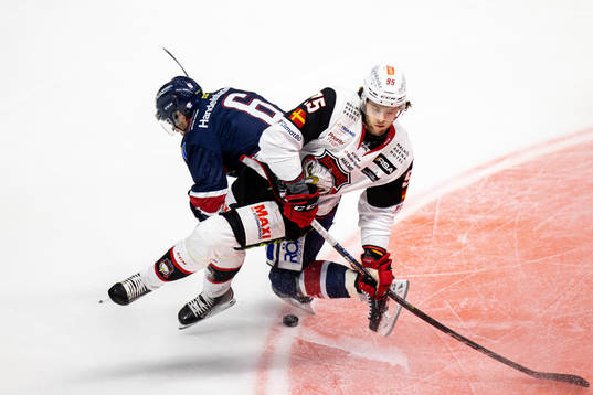 Linköpings Jonas Holös och Malmö Redhawks Carl Persson