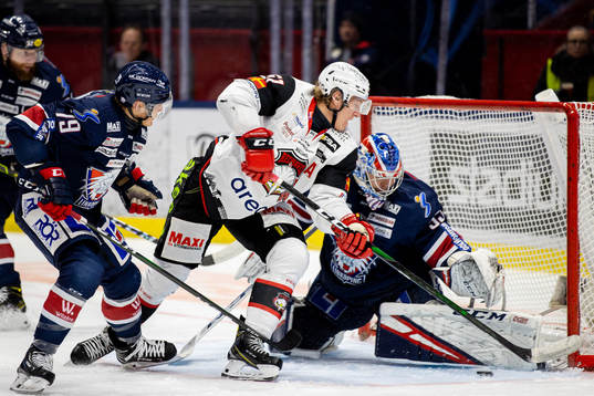 Malmö Redhawks Emil Sylvegård oroar framför Linköpings