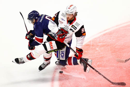 Linköpings Jonas Holös och Malmö Redhawks Carl Persson