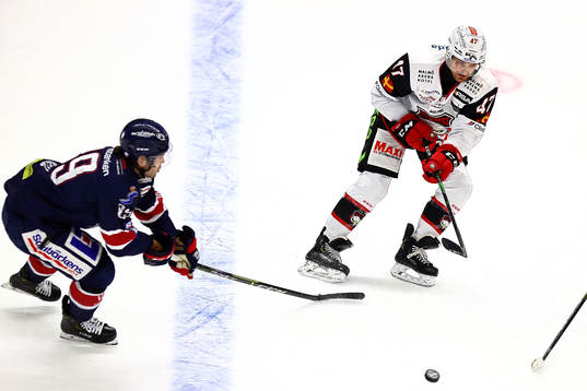 Linköpings Oula Palve och Malmö Redhawks Adam Johnson