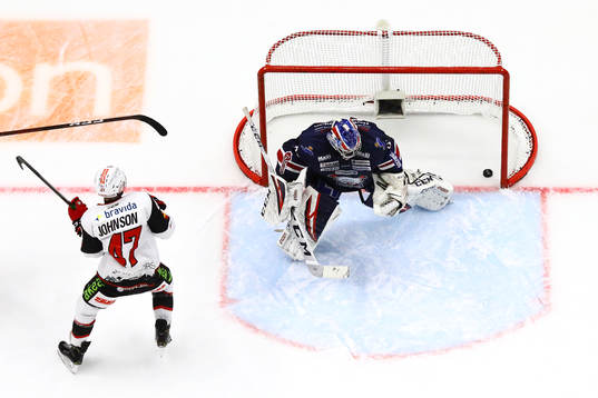 Malmö Redhawks Adam Johnson vid mål 1-2 av Malmö