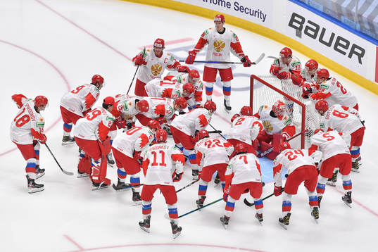 Team Russia meets at the net