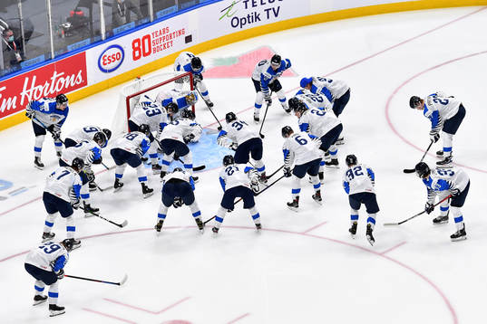 Team Finland gathers at their net for