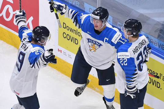 Roni Hirvonen, Anton Lundell and Kasper Simontaival