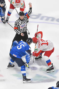 Anton Lundell of Finland and Vasili Ponomaryov of Russia