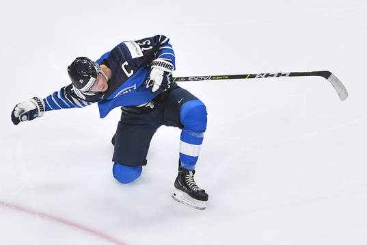 Anton Lundell celebrates the 1-1 goal
