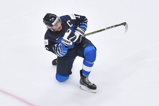 Anton Lundell celebrates the 1-1 goal