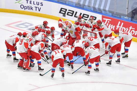 Team Russia meets at their net