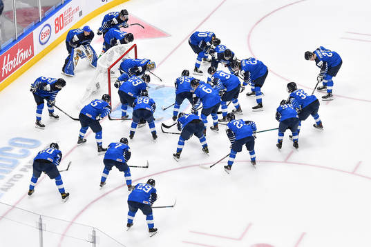 Team Finland meets at their net