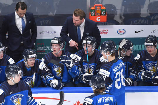 Team Finland Head Coach Antti Pennanen speaks to his players