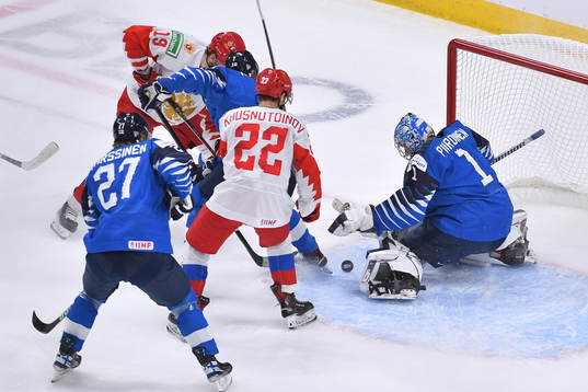 Vasili Podkolzin and Marat Khusnutdinov of Russia pressure