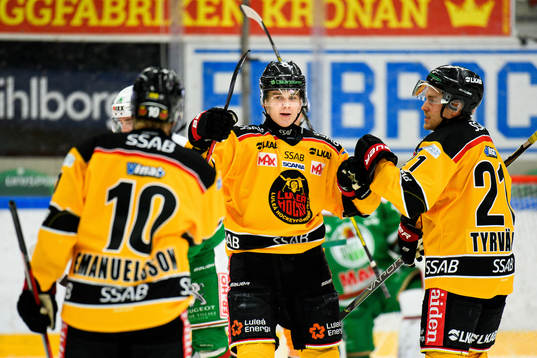 Luleås Nils Lundkvist jublar med Einar Emanuelsson och