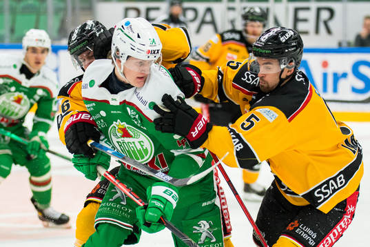 Rögles Adam Edström mot Luleås Niklas Olausson och Eddie