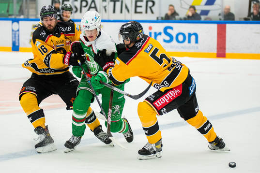 Rögles Adam Edström mot Luleås Niklas Olausson och Eddie