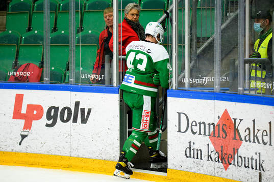 Rögles Olli Palola lämnar isen