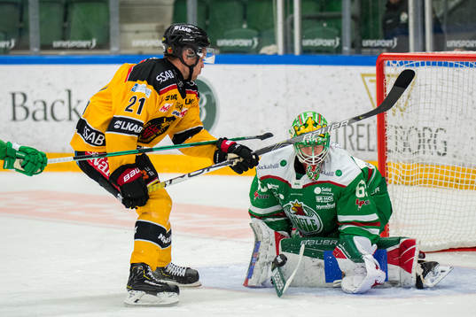 Luleås Juhani Tyrväinen mot Rögles målvakt Christoffer