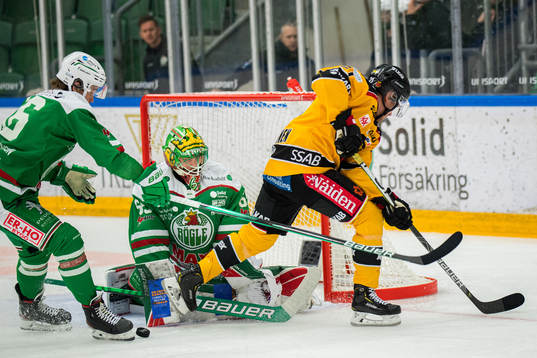 Luleås Juhani Tyrväinen mot Rögles målvakt Christoffer
