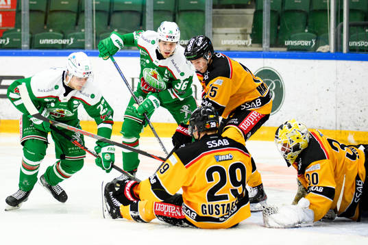 Rögles Melker Eriksson och Filip Karlsson oroar framför