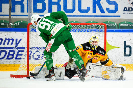 Rögles Adam Tambellini och Luleås målvakt David Rautio
