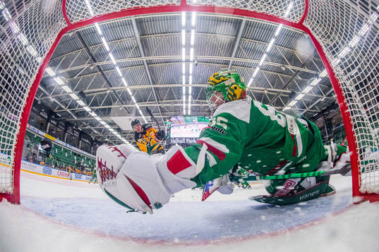 Luleås Arttu Ilomäki skjuter mot Rögles målvakt