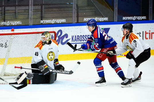 Oskarshamns John Dahlström gör 1-0 bakom Brynäs målvakt