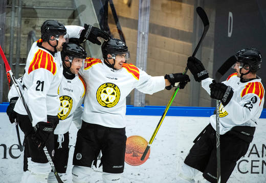 Brynäs Shane Harper jublar med lagkamrater