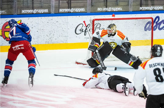 Oskarshamns Jonas Engström och Brynäs målvakt Viktor