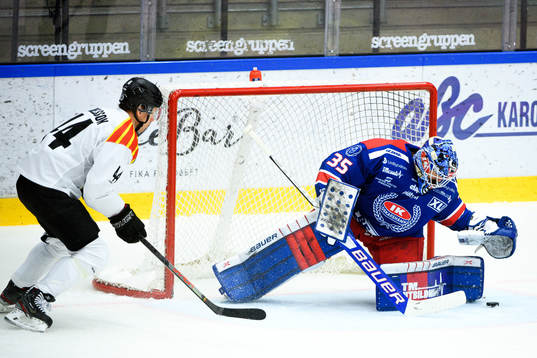 Brynäs Nicklas Danielsson och Oskarshamns målvakt Joe