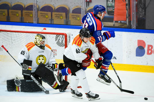 Oskarshamns Joakim Thelin oroar framför Brynäs målvakt