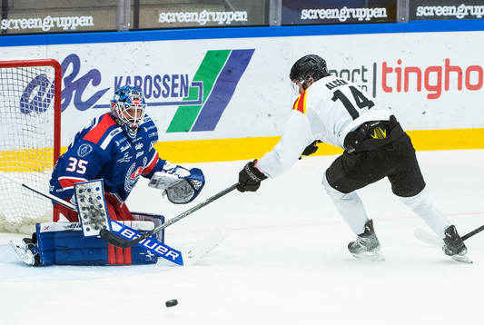 Oskarshamns målvakt Joe Cannata och Brynäs Johan Alcén