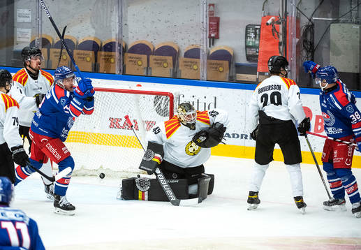 Här gör Oskarshamns Nichlas Torp 3-1