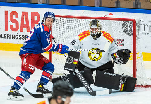 Oskarshamns Tyler Kelleher och Brynäs målvakt Viktor