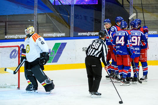 Oskarshamns spelare jublar med John Dahlström