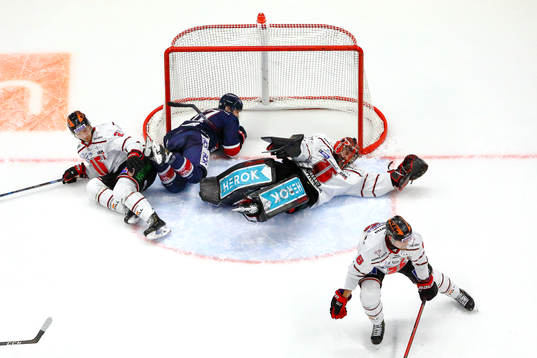 Räddning av Örebros målvakt målvakt Jhonas Enroth