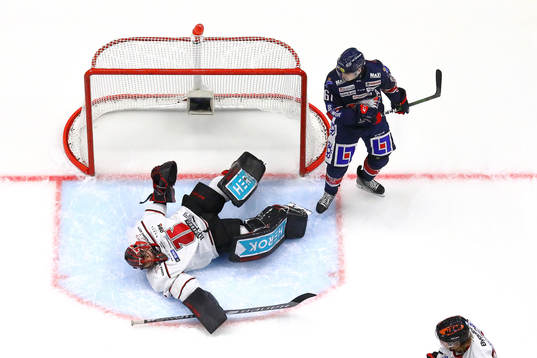 Linköpings Markus Ljungh och Örebros målvakt målvakt