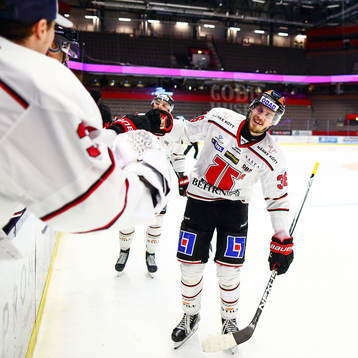 Örebros Emil Larsson jublar